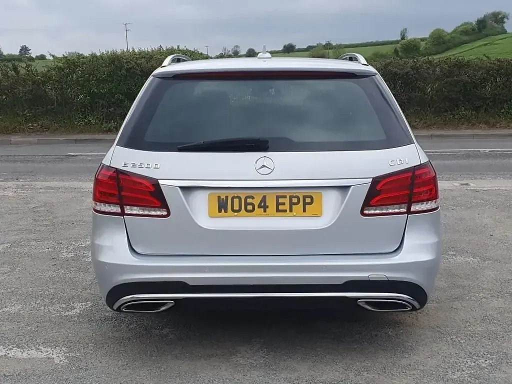 Usado Mercedes E250 AMG line 204 HP (150 kW) 2015 Prateado Carrinha