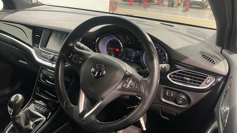 Used Vauxhall Astra SRi 150 HP (110 kW) 2016 White Estate