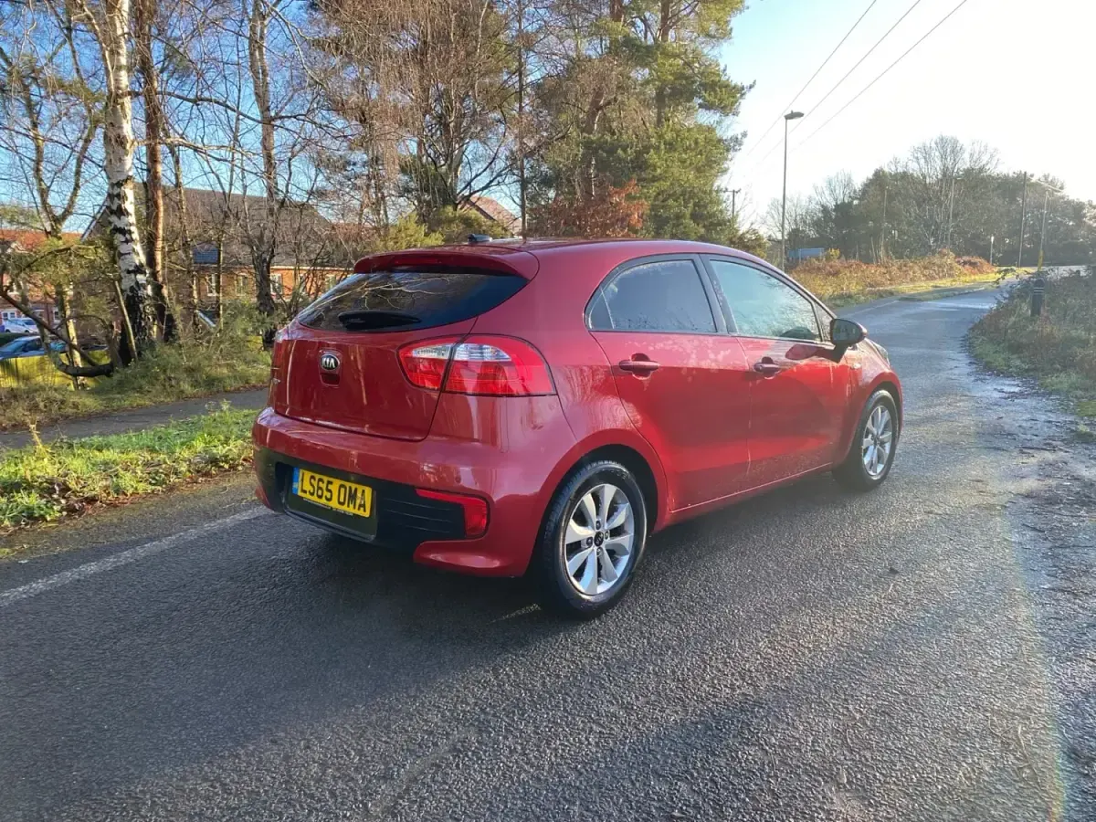 Begagnad Kia Rio 2015 Röd Halvkombi