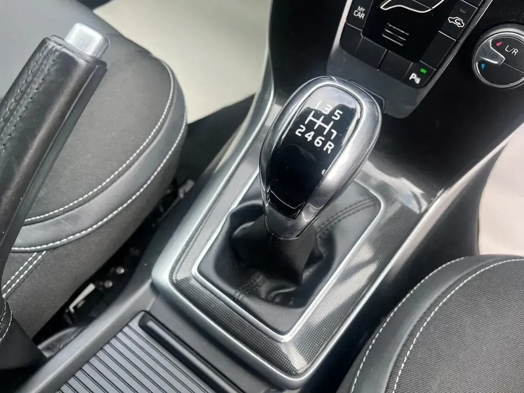 Used Volvo V40 Momentum 122 HP (89 kW) 2018 Silver Hatchback