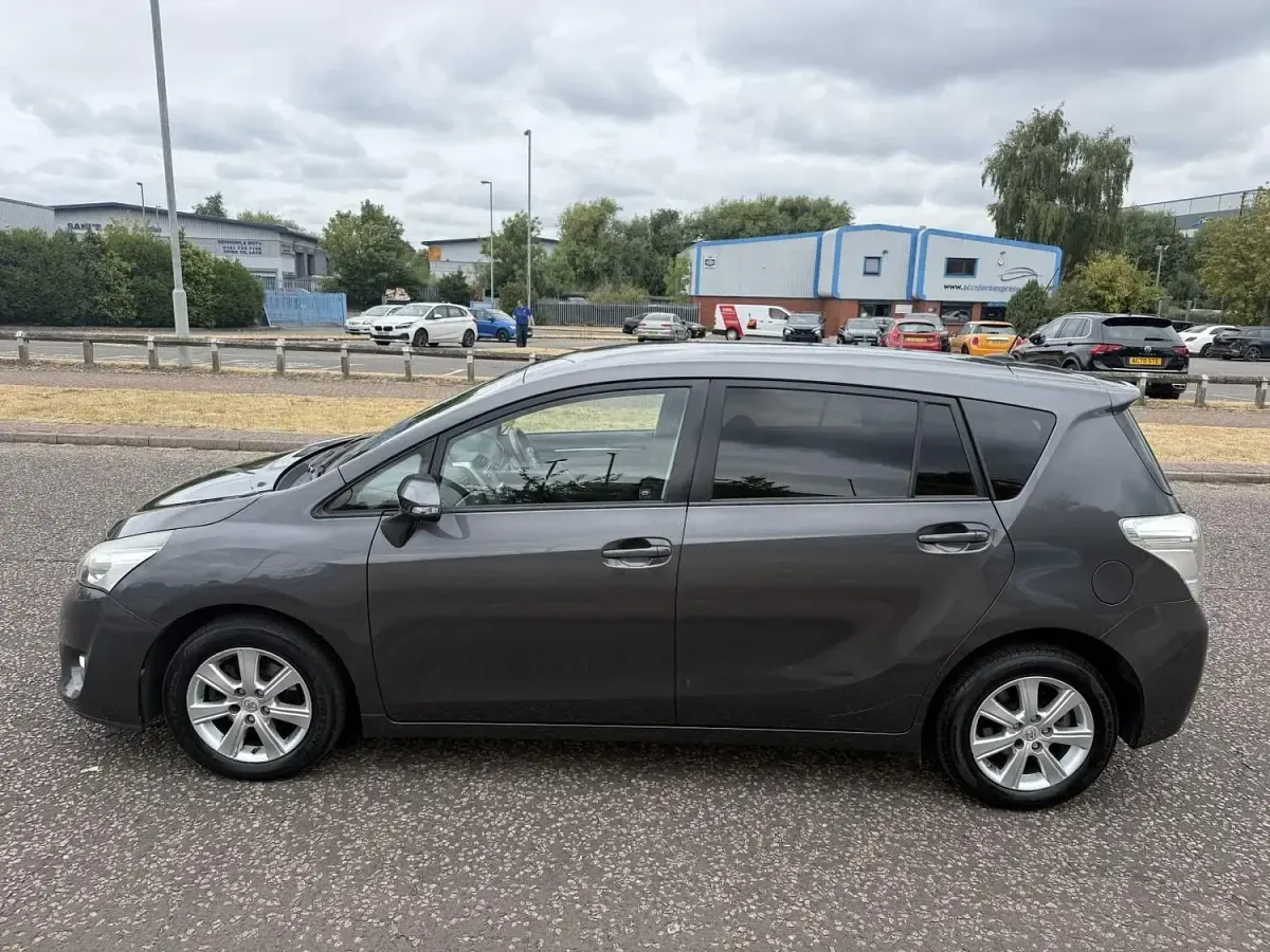 Used Toyota Verso 112 HP (82 kW) 2015 Grey MPV
