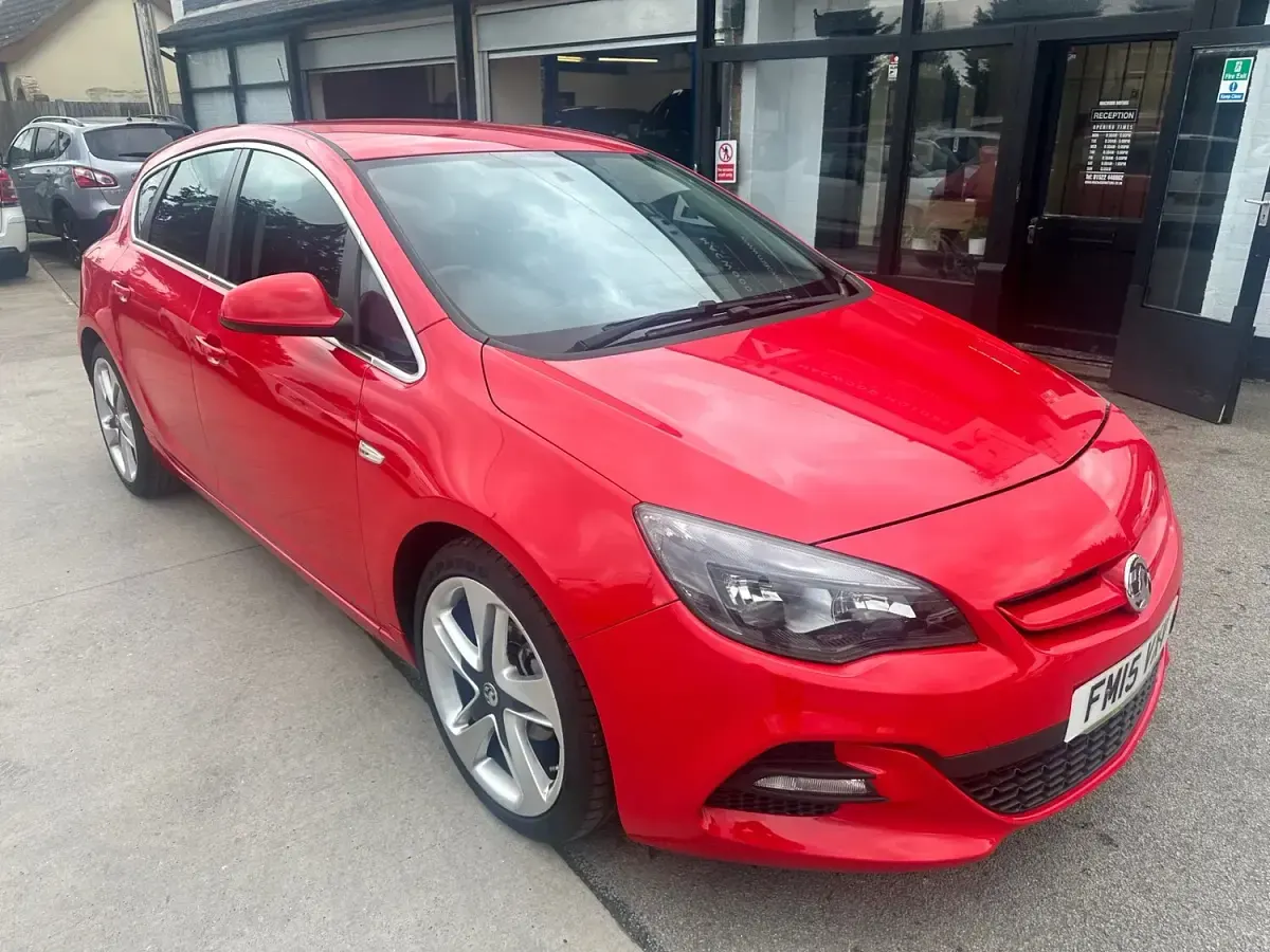 Used Vauxhall Astra Edition 140 HP (102 kW) 2015 Red Hatchback