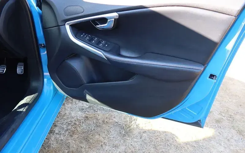 Used Volvo V40 R-Design 122 HP (89 kW) 2016 Blue Hatchback