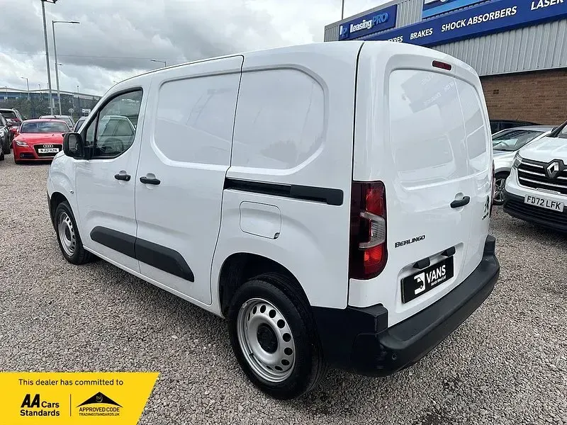 Used Citroën Berlingo 130 HP (95 kW) 2023 Icy white MPV