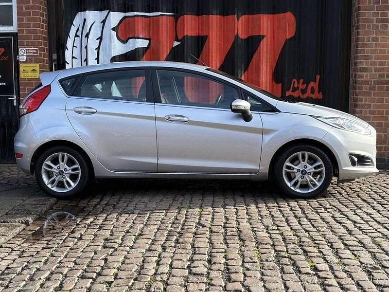 Used Ford Fiesta Zetec 82 HP (60 kW) 2016 Silver Hatchback