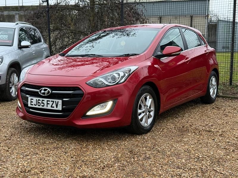 Used Hyundai i30 SE 110 HP (80 kW) 2015 Red Hatchback