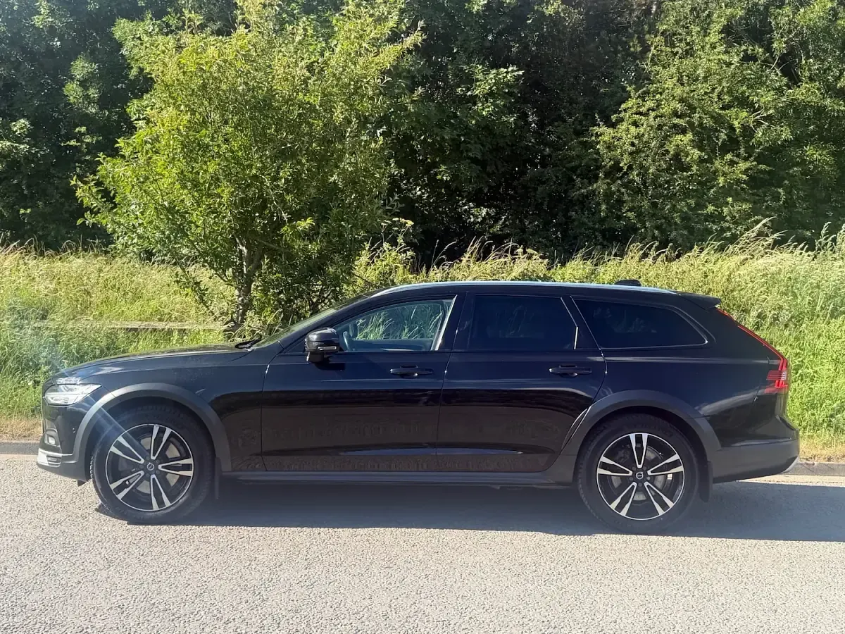 Used Volvo V90 CC 195 HP (143 kW) 2021 Black Estate