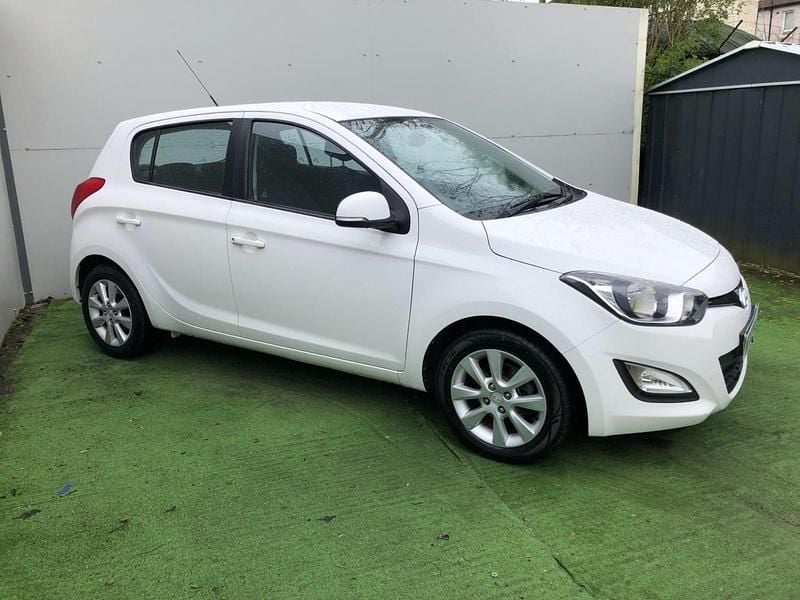 Used Hyundai i20 Active 75 HP (55 kW) 2013 White Hatchback