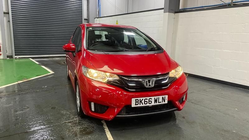 Used Honda Jazz SE 102 HP (75 kW) 2016 Red Hatchback