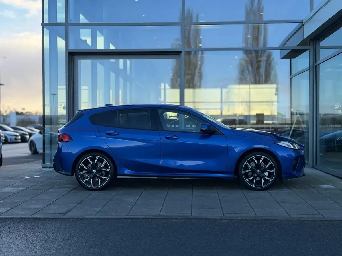 Begagnad BMW 120 M Sport 2025 Blå Halvkombi
