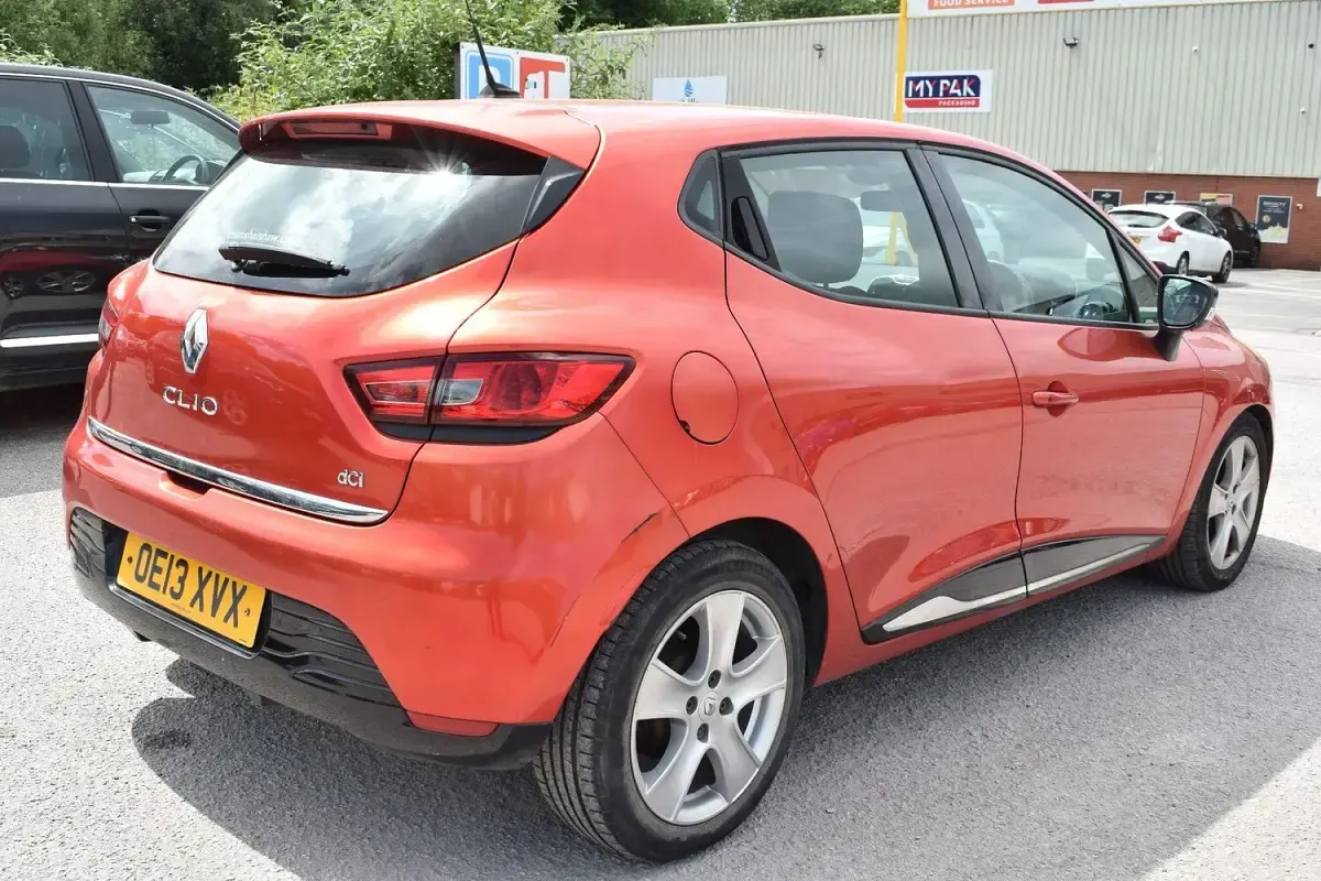 Used Renault Clio Dynamique 90 HP (66 kW) 2013 Red Hatchback