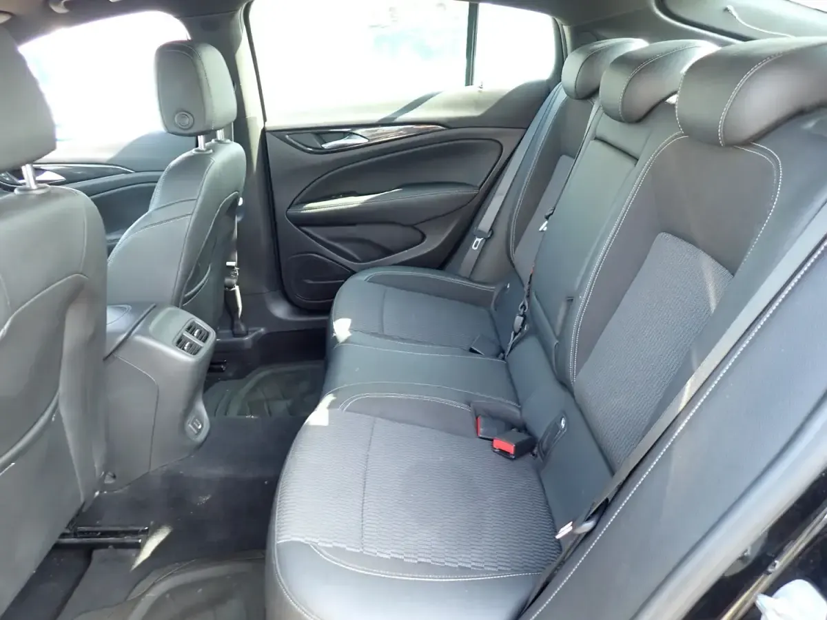 Używany Vauxhall Insignia SRi 165 KM (121 kW) 2019 Czarny Hatchback