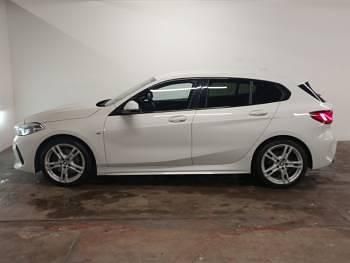 Begagnad BMW 118 M Sport 140 HK (102 kW) 2021 Vit Halvkombi