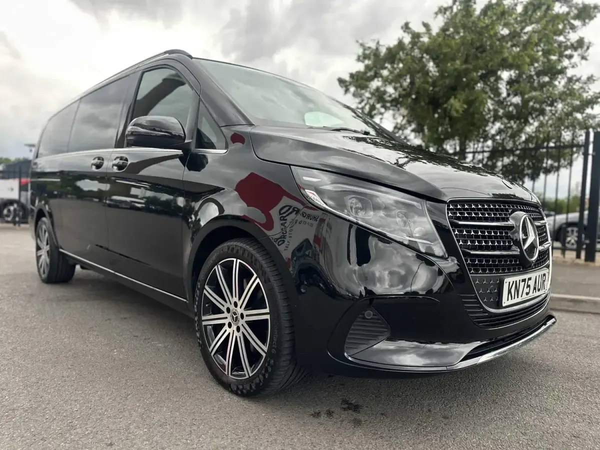Używany Mercedes V300 Premium 2025 Czarny Minivan