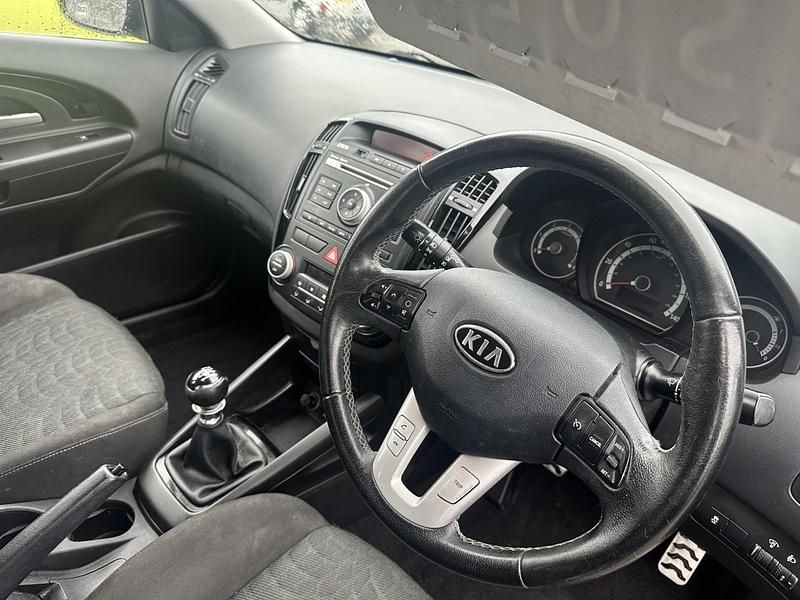 Używany Kia Ceed 113 KM (83 kW) 2010 Niebieski Hatchback