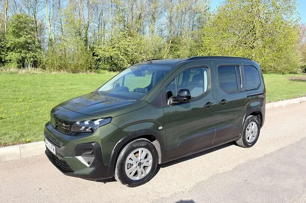 Used Peugeot Rifter Allure 100 HP (73 kW) 2024 Green MPV