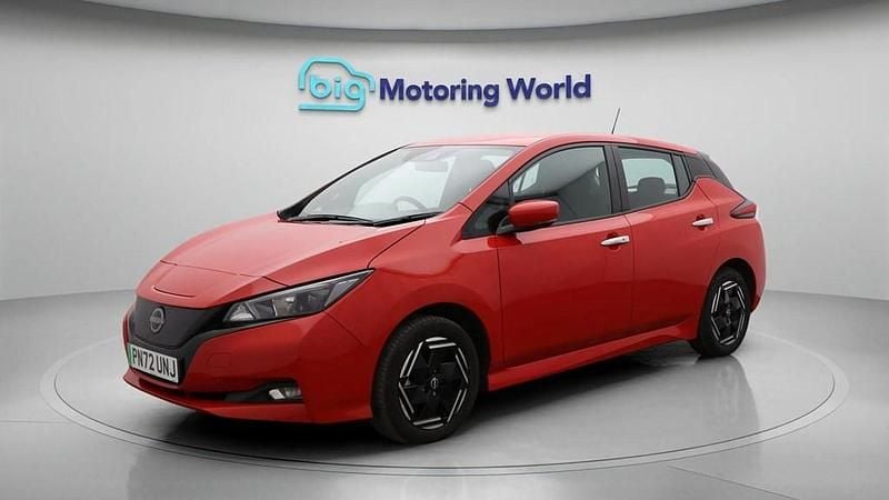 Begagnad Nissan Leaf Acenta 110 kW (150 HK) 2022 Röd Halvkombi