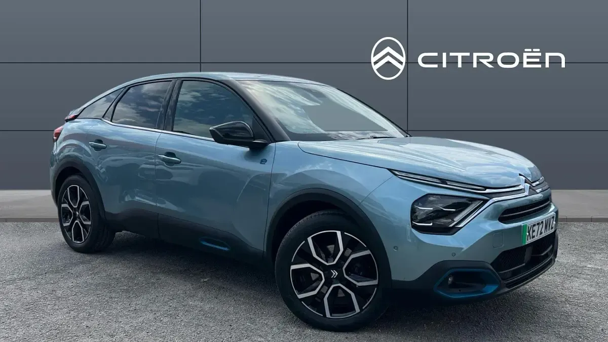 Begagnad Citroën e-C4 Shine 100 kW (136 HK) 2023 Halvkombi