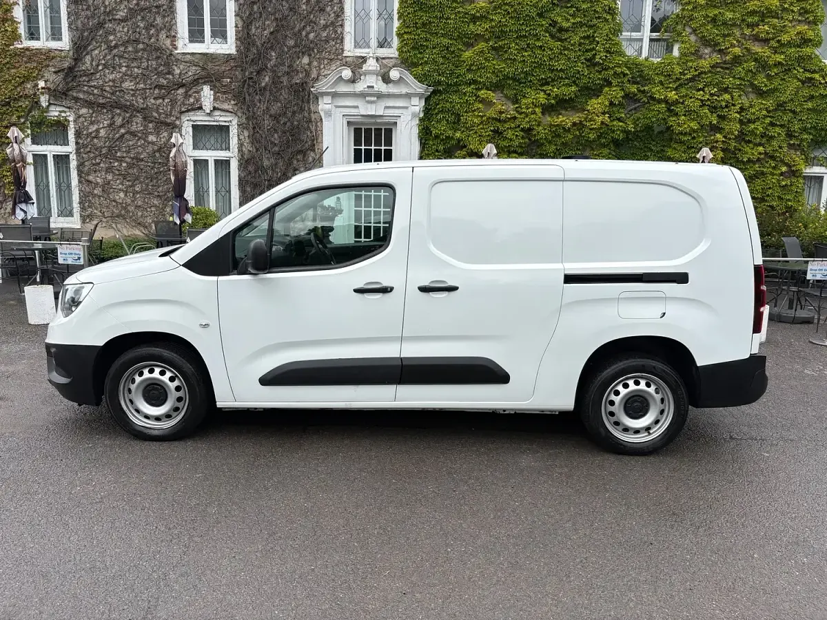 Used Vauxhall Combo Edition 100 HP (73 kW) 2021 White MPV