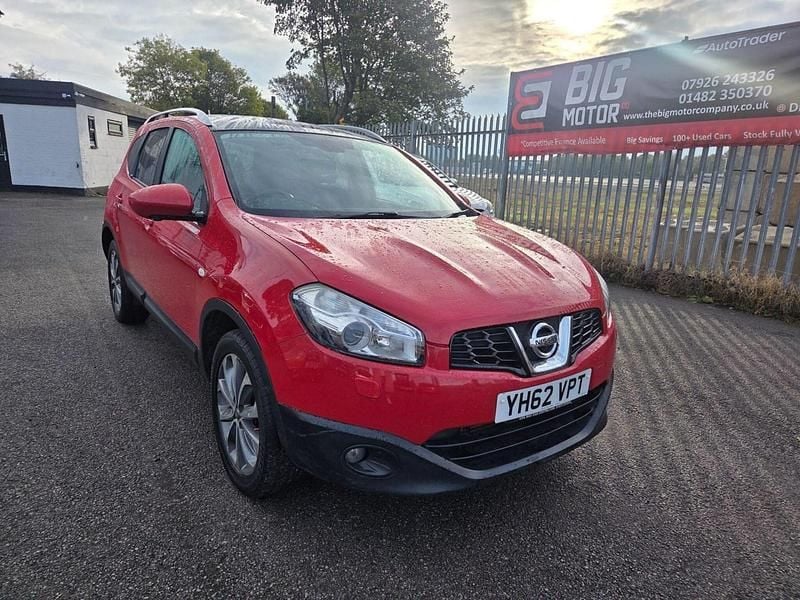 Red Used 2012 Nissan Qashqai +2 Tekna SUV | £3,499 (Fair price) - Image 1/4