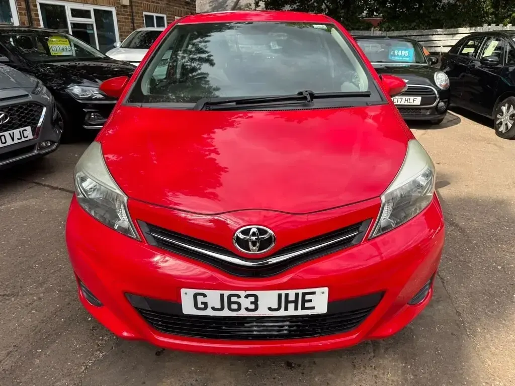 Used Toyota Yaris 99 HP (72 kW) 2013 Red Hatchback