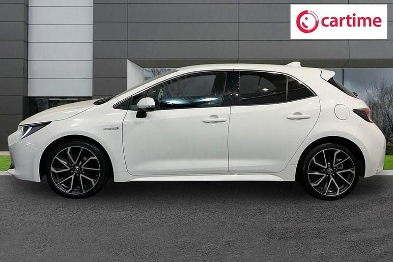 Used Toyota Corolla 122 HP (89 kW) 2022 White Hatchback