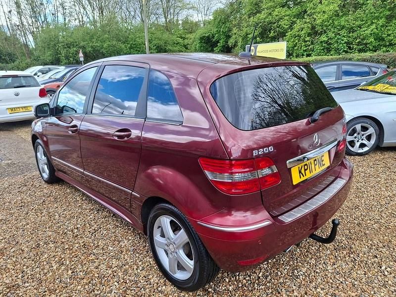 Used Mercedes B200 SE 2011 Red MPV