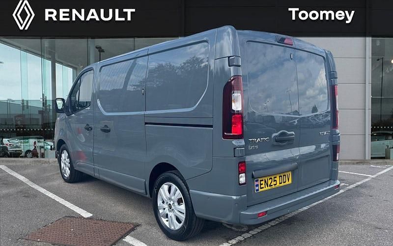 Usado Renault Trafic 150 HP (110 kW) 2025 Cinzento Monovolume