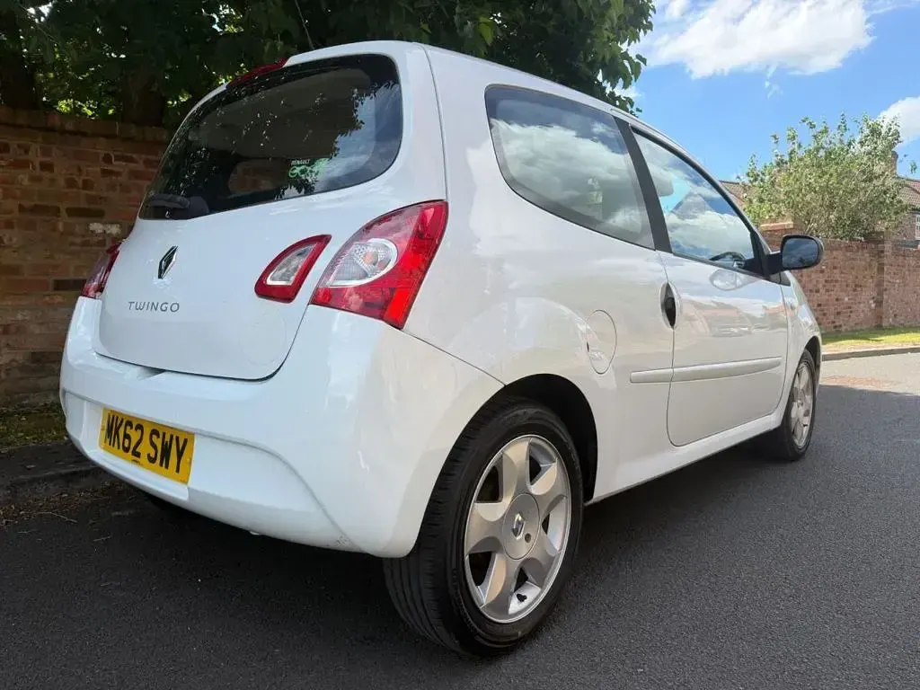 Used Renault Twingo Dynamique 75 HP (55 kW) 2012 White Hatchback