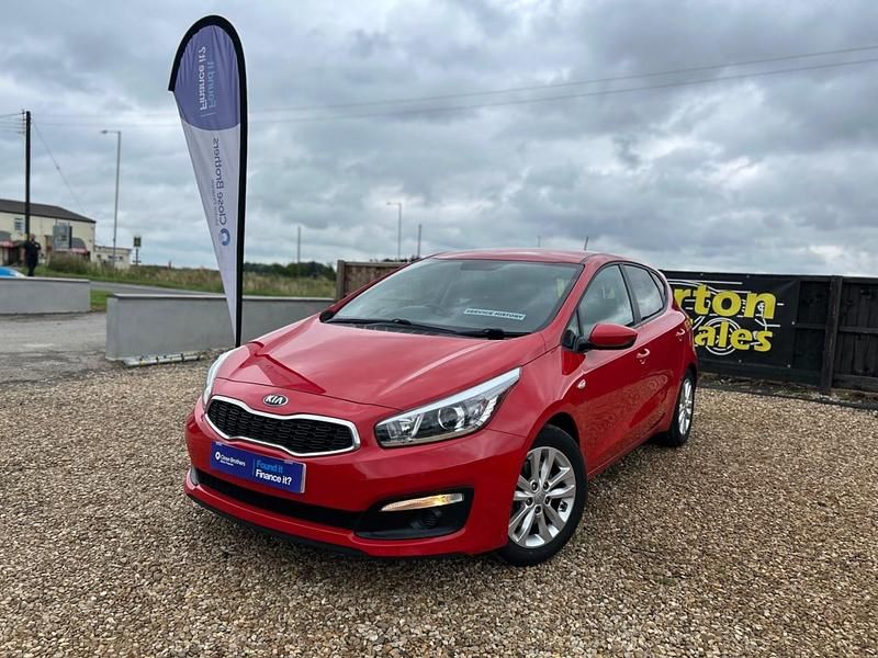 Red Used 2016 Kia Ceed Hatchback | £5,495 (Fair price) - Image 1/4