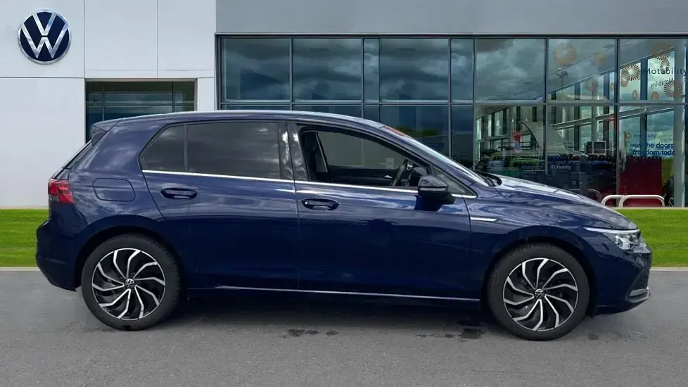 Used VW Golf VII Style 130 HP (95 kW) 2021 Atlantic blue Hatchback