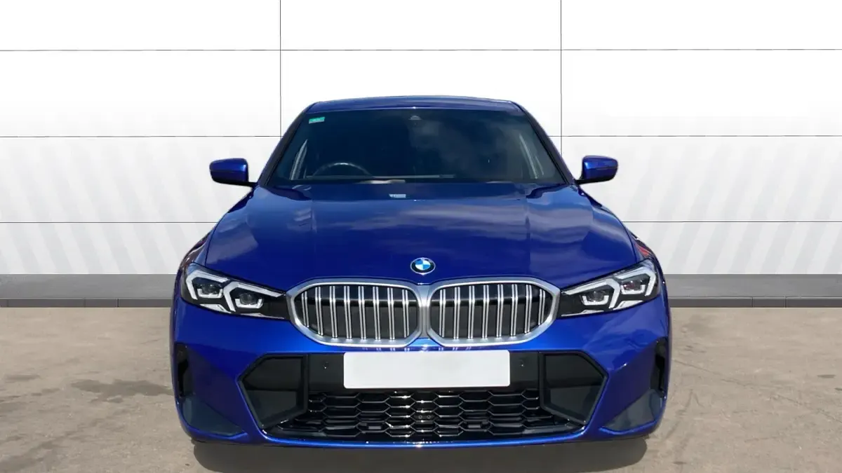 Begagnad BMW 320 M Sport 184 HK (135 kW) 2024 Blå Sedan