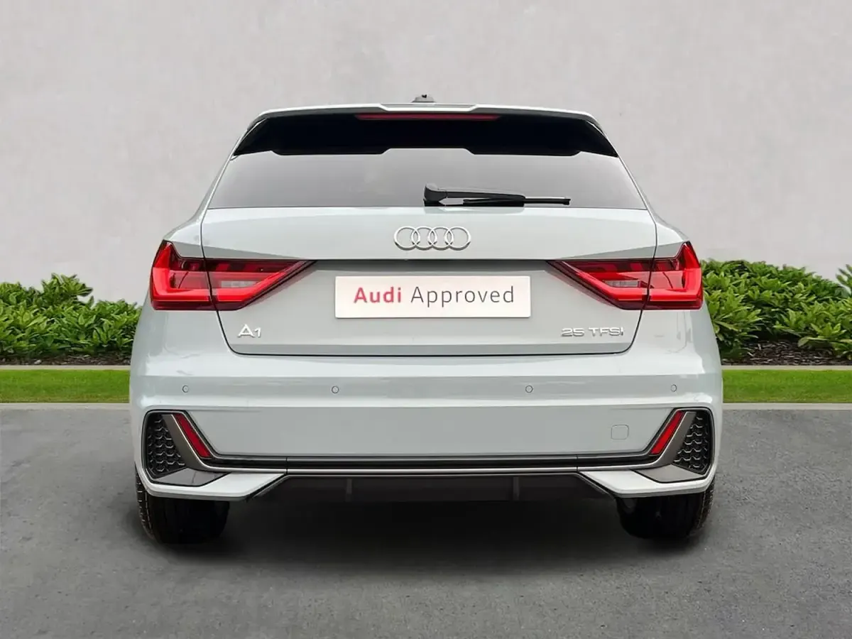 Usado Audi A1 S-Line 95 HP (69 kW) 2025 Cinzento SUV