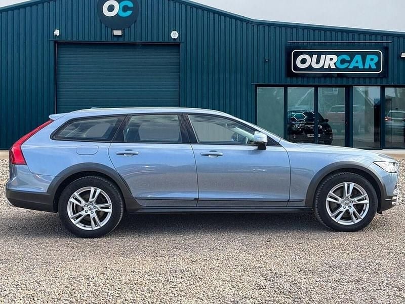 Used Volvo V90 CC 190 HP (139 kW) 2019 Blue Estate