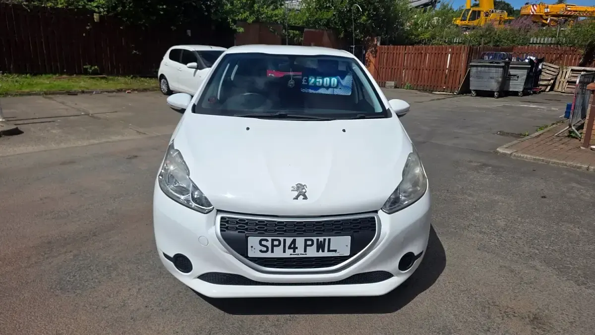 Used Peugeot 208 Access 82 HP (60 kW) 2014 White Hatchback