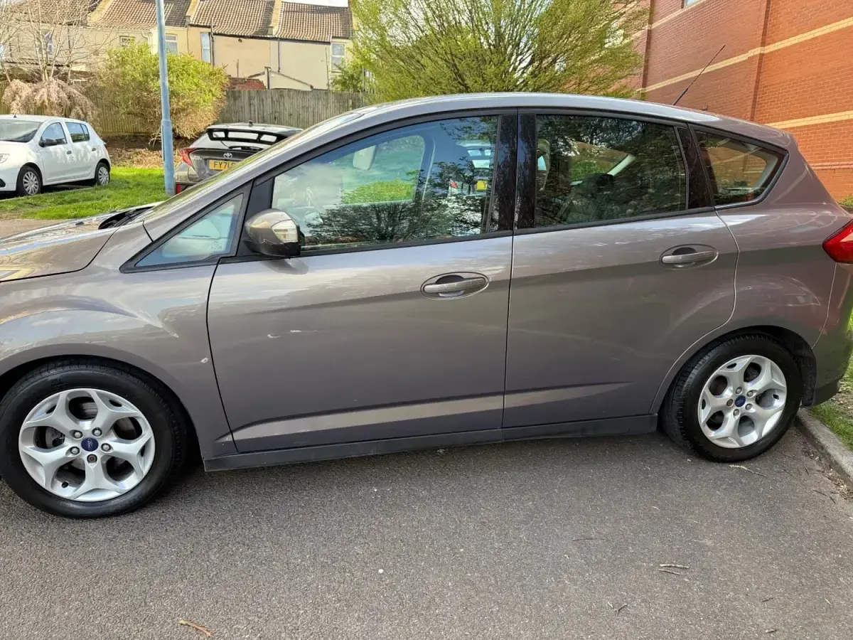Usado Ford C-MAX Zetec 115 CV (84 kW) 2012 Marrón Monovolumen