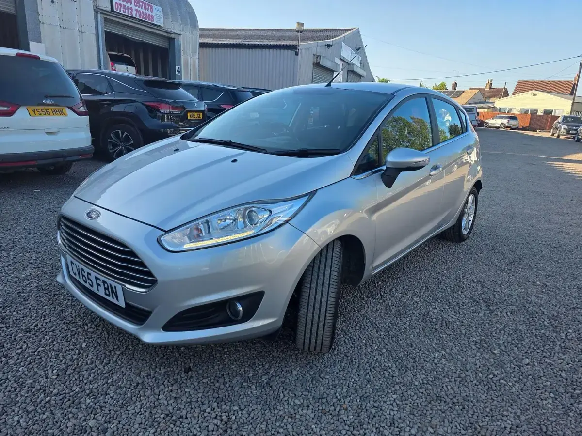 Used Ford Fiesta Zetec 82 HP (60 kW) 2015 Silver Hatchback