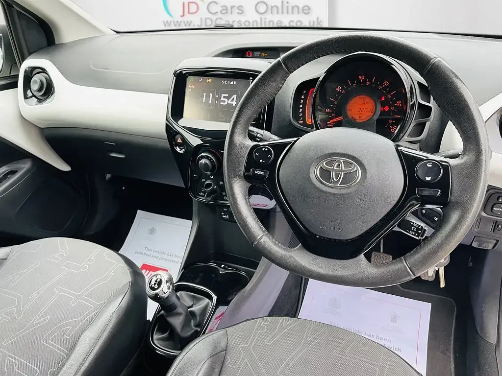 Used Toyota Aygo x-press 68 HP (50 kW) 2014 White Hatchback