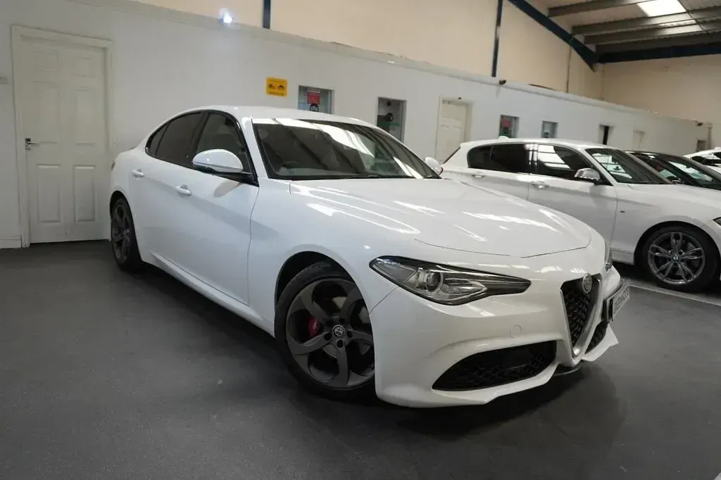 Used Alfa Romeo Giulia Saloon Edizione Speciale 180 HP (132 kW) 2017 White Sedan
