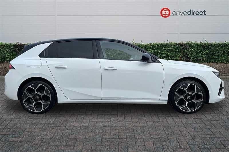Used Vauxhall Astra Ultimate 130 HP (95 kW) 2024 White Hatchback