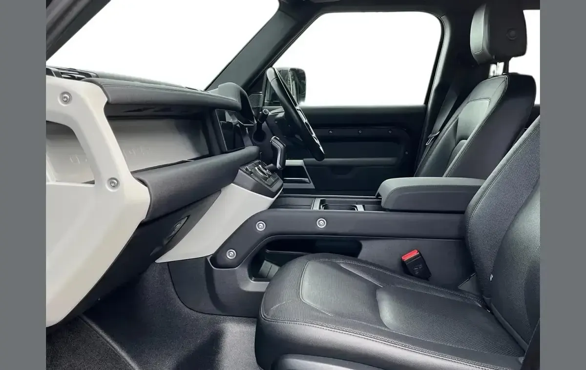 Usado Land Rover Defender SE Dynamic 397 HP (291 kW) 2023 Preto SUV