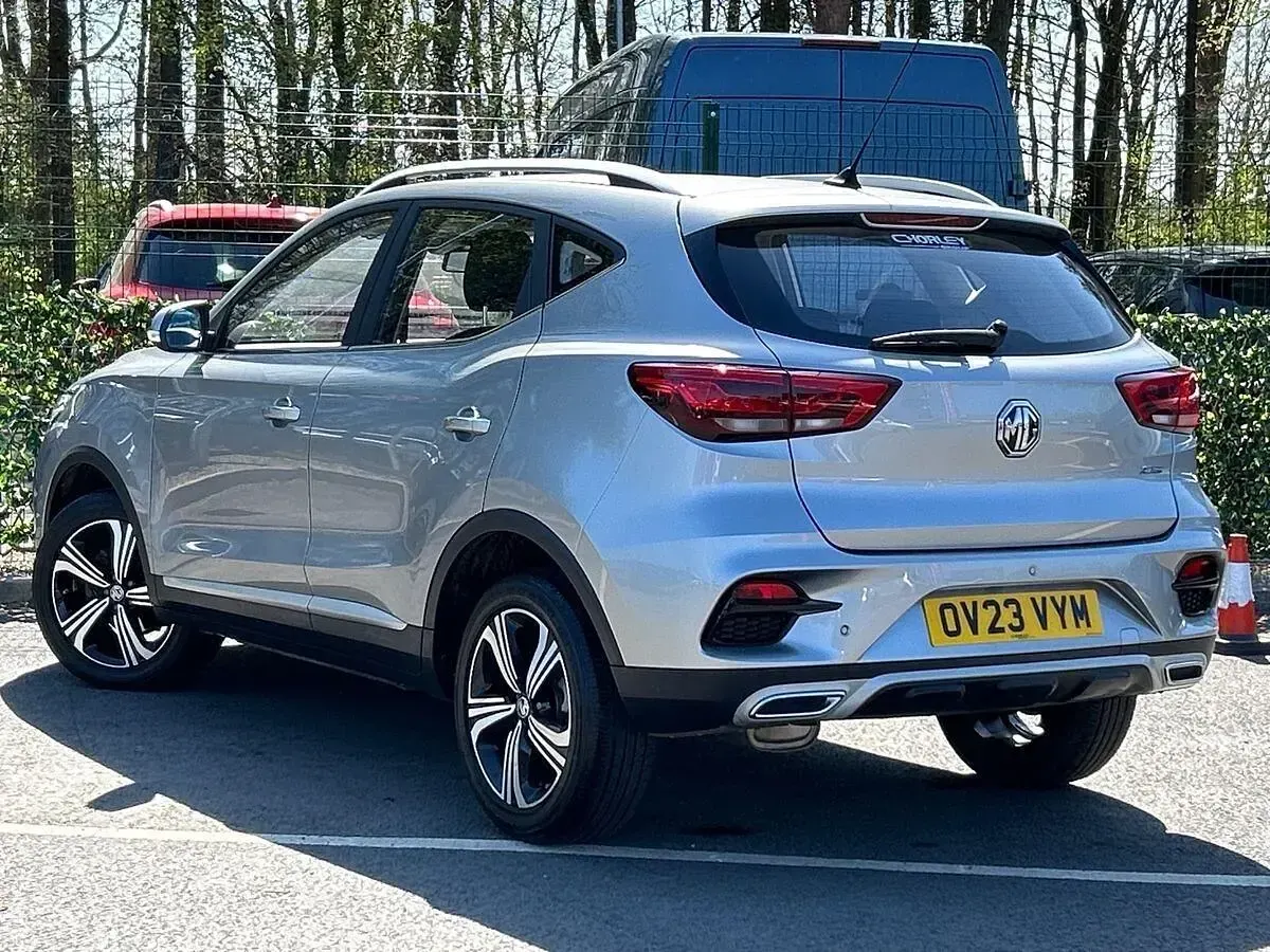 Usado MG ZS Excite 106 HP (77 kW) 2023 Prateado SUV