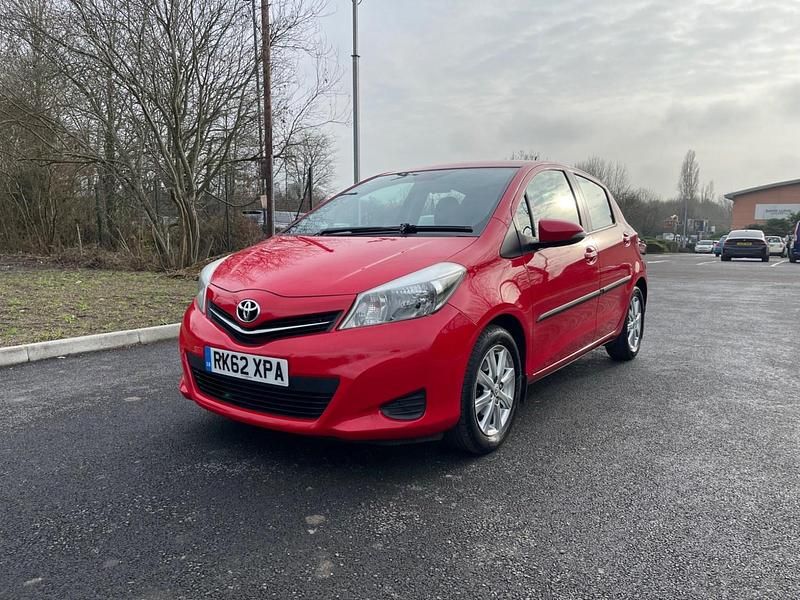 Used Toyota Yaris Multidrive S 101 HP (74 kW) 2012 Red Hatchback