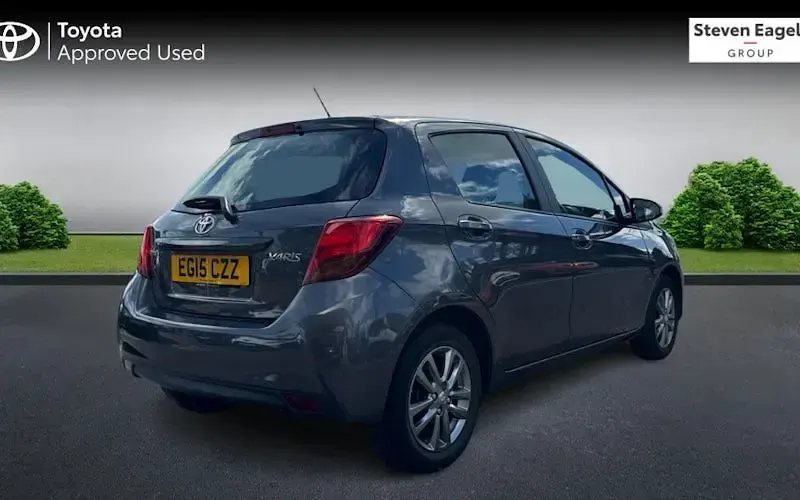 Used Toyota Yaris 99 HP (72 kW) 2015 Grey Hatchback