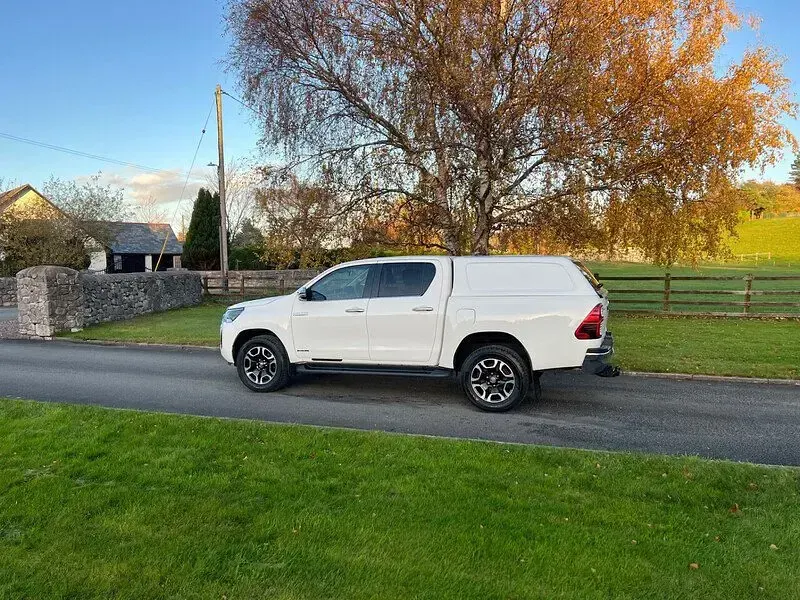 Used Toyota HiLux 150 HP (110 kW) 2021 White Pickup
