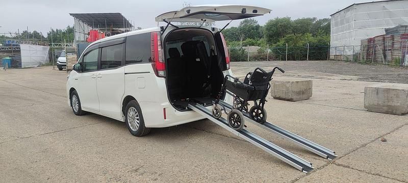White Used 2017 Toyota Voxy MPV | £14,590 (Expensive) - Image 1/4