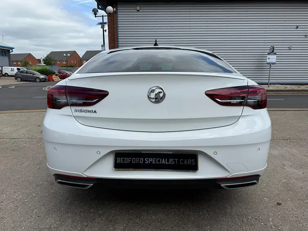 Used Vauxhall Insignia SRi 121 HP (88 kW) 2022 White Hatchback