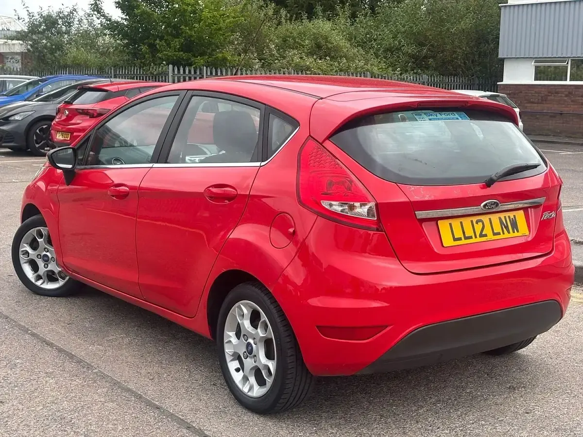Used Ford Fiesta Zetec 82 HP (60 kW) 2012 Red Hatchback