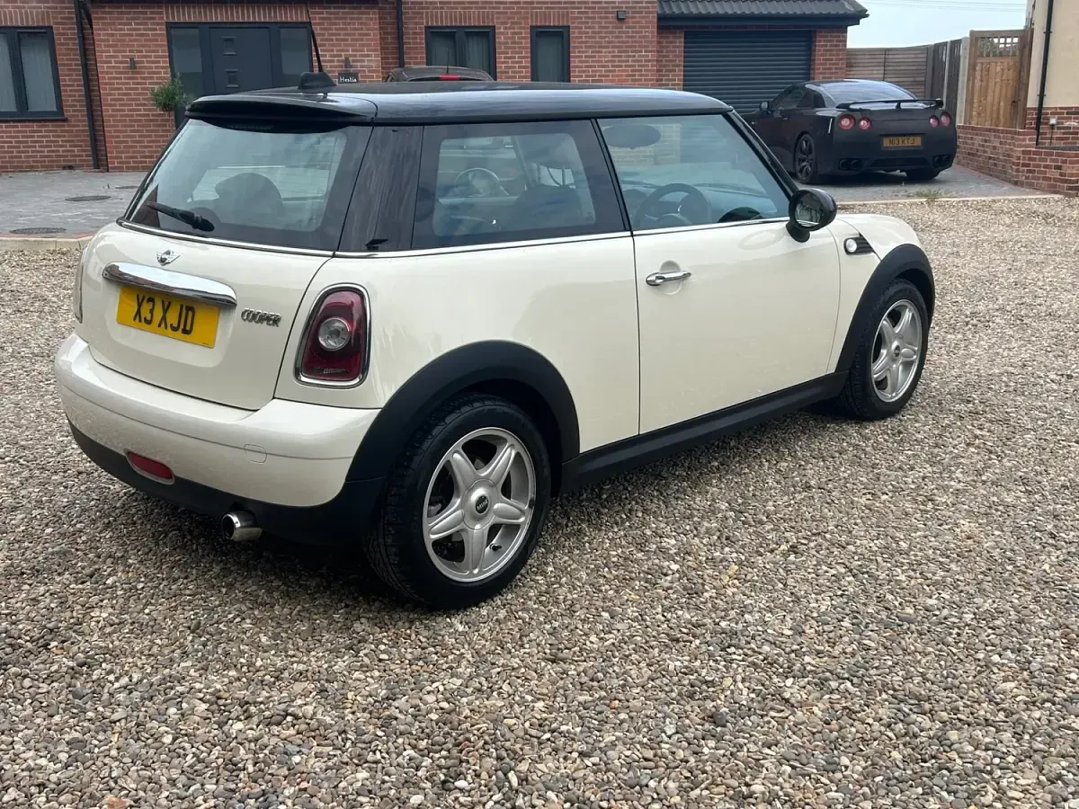 Used Mini Cooper Hatch 120 HP (88 kW) 2009 White Hatchback
