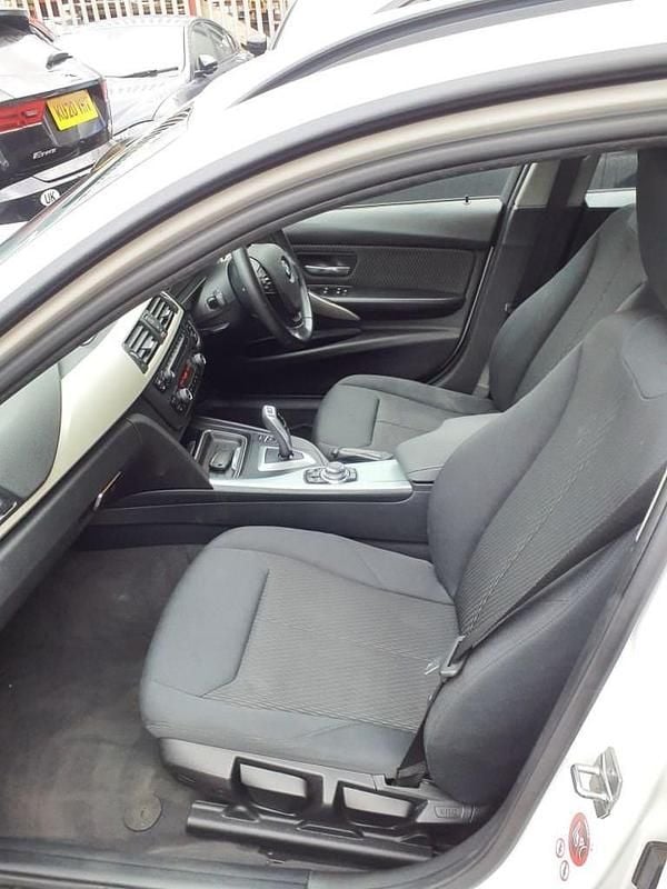 Used BMW 318 Comfort Edition 143 HP (105 kW) 2015 White Estate